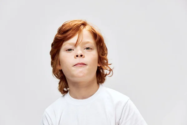 Lindo niño en blanco camiseta recortada ver estilo de vida —  Fotos de Stock