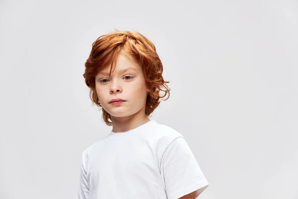 빨간 머리 소년 아래를 내려다 보고 있는 흰색 티셔츠가 찢어 진 모습 — 스톡 사진