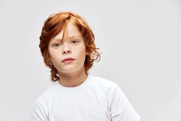 Портрет рудого хлопчика в білій футболці крупним планом — стокове фото
