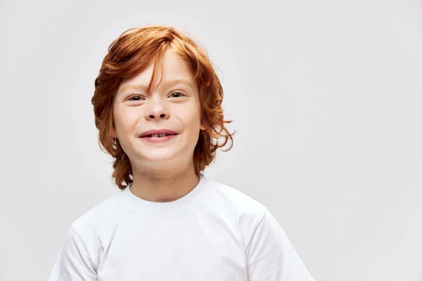 Neşeli çocuk beyaz tişört, gülücük, stüdyo gri arka plan. — Stok fotoğraf