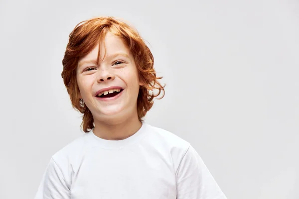 Alegre pelirroja chico blanco camiseta sonrisa estudio alegría —  Fotos de Stock