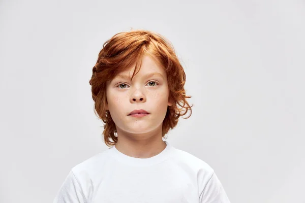 Roodharige jongen gezicht close-up sproeten bijgesneden uitzicht wit t-shirt — Stockfoto