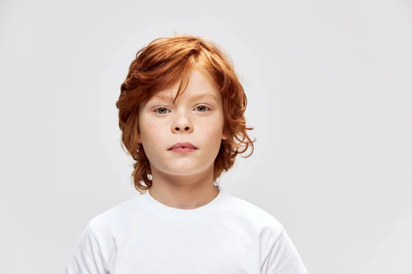 Beyaz tişört giyen bir çocuğun portresi. Kesilmiş manzaraya bak. — Stok fotoğraf