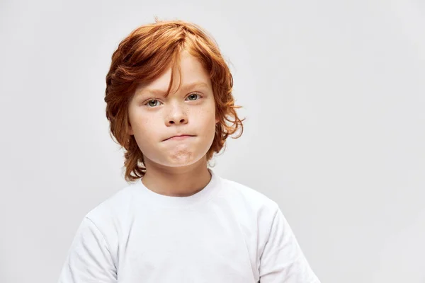 赤い頭の男の子で白いtシャツ悲しい顔の表情クロップビューグレー — ストック写真