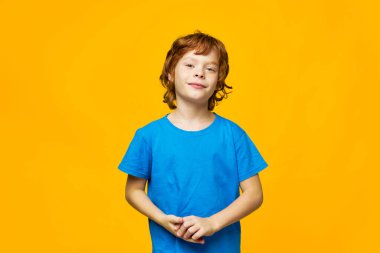 Mavi tişörtlü mutlu kızıl saçlı çocuk. Copyspace