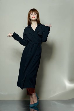 Muhteşem manken kıyafetleri arka plan aksesuarları Güzel yüz