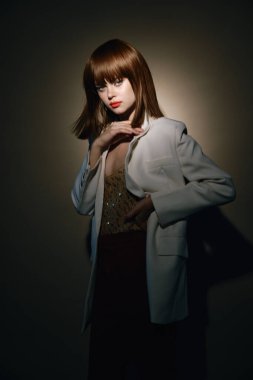  Giyinik kadın, el hareketleriyle fotoğraf stüdyosu.