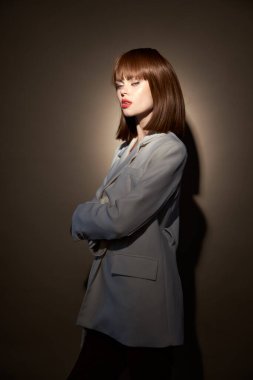  Akşam giysili bayan, kamera odası için poz ver.