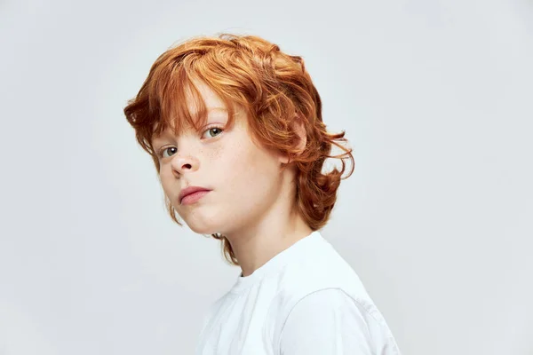 Rödhåriga barn beskuren sida visa närbild grå — Stockfoto