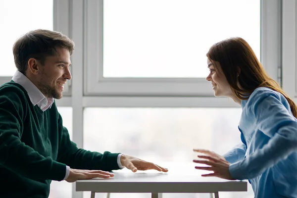 Alegre hombre y mujer en la mesa de chat citas — Foto de Stock