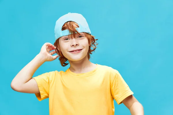 Мальчик в синей кепке на изолированном фоне рыжие волосы — стоковое фото