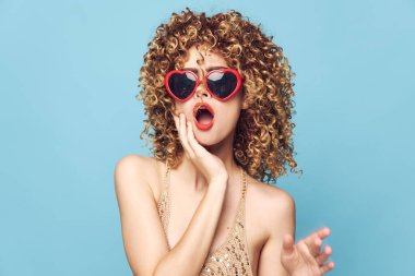 Mavi arka planda enerjik bayan diskosu