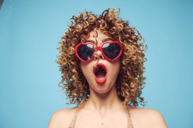 Enerjik bayanın el hareketi özgür bir yer, kalp 