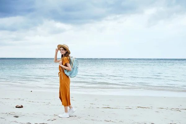 Donna che cammina sulla spiaggia turismo vacanze zaino viaggi — Foto Stock