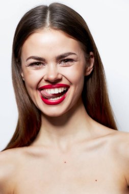 Esmer, doğal, çıplak omuzlar. Eğlenceli, çekici, berrak bir ten. 