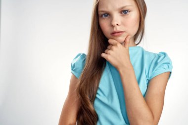 Sevimli kız mavi elbiseler kırpılmış görünüm ışık arka plan duyguları çocukluk eğlencesi