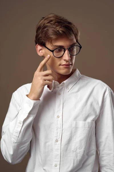 Üzletember fehér inges szemüvegben önbizalom modern stílus — Stock Fotó