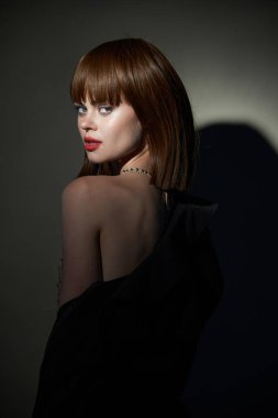  Pullu genç bayan tişörtü. Göz kamaştırıcı görünüyor.