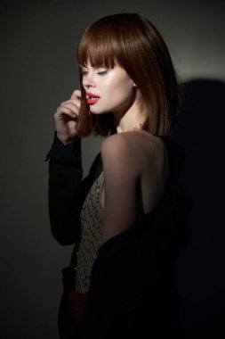  Kadın ceketi göz kamaştırıcı görünüyor.