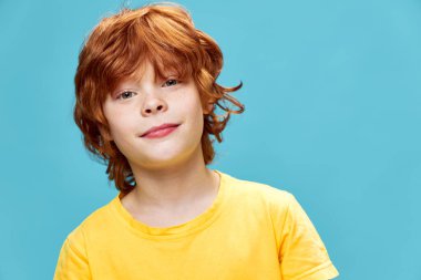 Sarı tişörtlü güzel kızıl saçlı çocuk. 