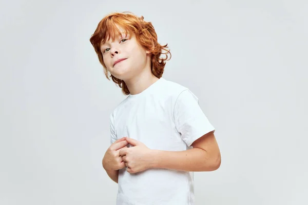 Roodharige tiener in witte t-shirt levensstijl Studio witte t-shirt bijgesneden — Stockfoto