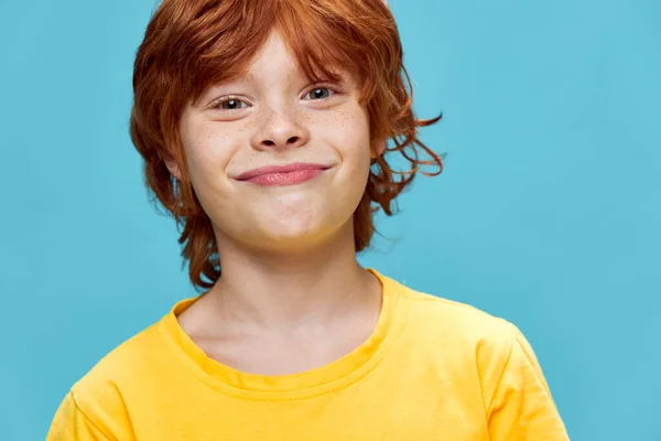 Sly pojke med rött hår planerar något dåligt — Stockfoto