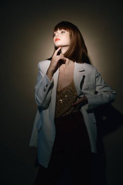  Moda elbiseli manken. Kamera partisine bak.