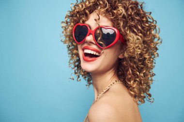 Güzel model disko yeri, kırmızı güneş gözlüğü. 