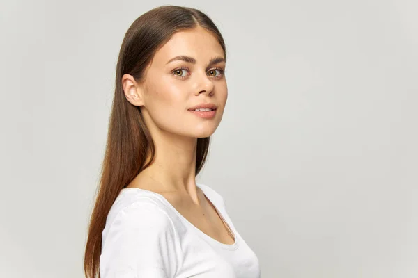 Mulher de t-shirt branca olhar bonito rosto — Fotografia de Stock