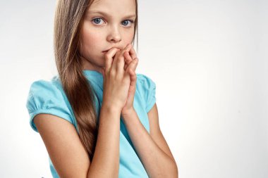 Sevimli kız mavi elbiseler kırpılmış görünüm ışık arka plan duyguları çocukluk eğlencesi