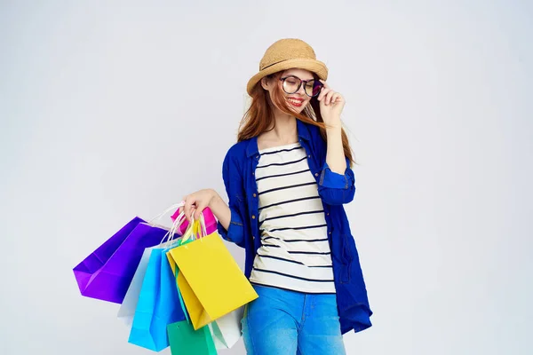 Ładna kobieta z pakietami w rękach n zakupy konsumpcja styl życia niebieski tło — Zdjęcie stockowe