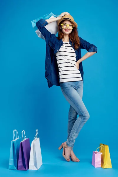 손에 포장을 들고 쇼핑하는 예쁜 여성의 푸른 생활 양식 — 스톡 사진