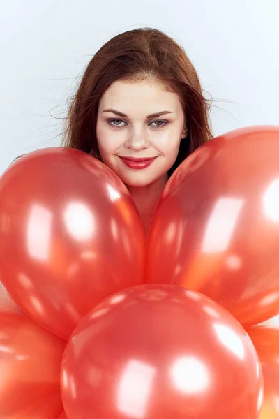 Χαρούμενη γυναίκα με κόκκινα μπαλόνια δώρο ριγέ φόρεμα φως φόντο διασκέδαση διακοπές — Φωτογραφία Αρχείου