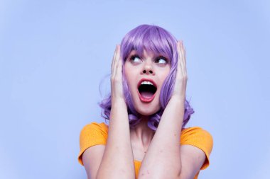 Havalı kadın göz kamaştırıcı gülümseme disko mavisi arka plan