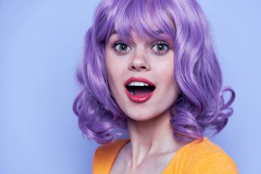 Çekici ve gülümseyen model göz kamaştırıcı gülümseme diskosu