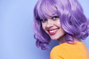 Çekici ve gülümseyen bayan, büyüleyici gülümseme, boş zaman. 