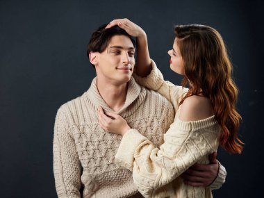 Birbirine aşık çiftler romantik aile fotoğraflarına sarılırlar. 