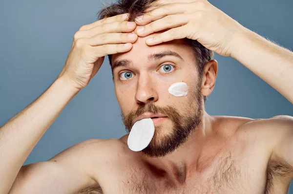 Mężczyzna z podkładkami bawełnianymi w ustach pielęgnacja twarzy higiena skóry czysta skóra — Zdjęcie stockowe