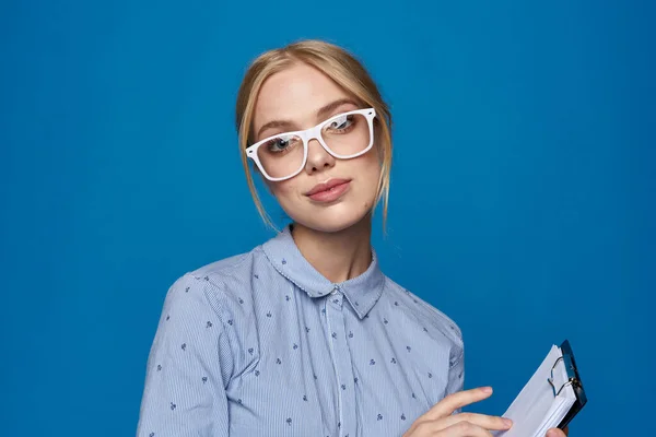 Mulher de negócios loira em óculos com documentos trabalho camisa azul — Fotografia de Stock