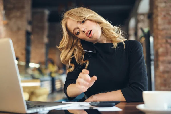 Vrouw met laptop in cafe freelancer op het werk tablet koffiekopje — Stockfoto