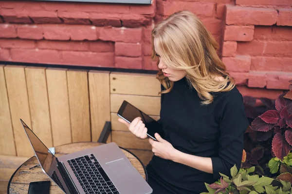 Mulher loira laptop e tablet no café trabalho freelancer — Fotografia de Stock