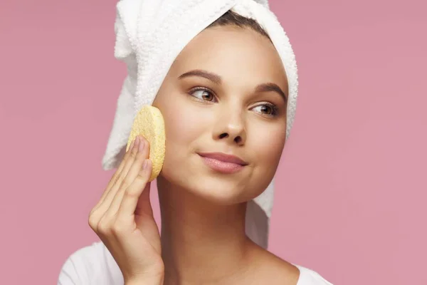 Kulit bersih spons pada wanita tangan mengangkat kosmetologi — Stok Foto