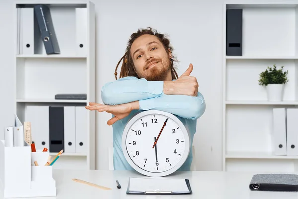 Geschäftsmann arbeitet Schreibtisch Bürouhr wartet — Stockfoto