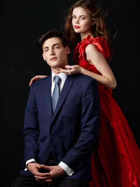 Encantadora pareja hombre en traje mujer en vestido rojo relación — Foto de Stock