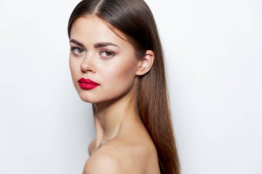 Büyüleyici bir kadın. Çıplak omuzlar spa tedavisinin cazibesidir. Kırmızı dudaklar. 