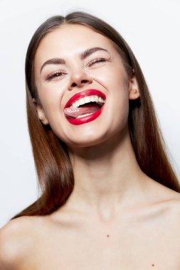 Esmer spa tedavileri. Kırmızı dudaklar, duygular, açık ten gülümsemesi. 