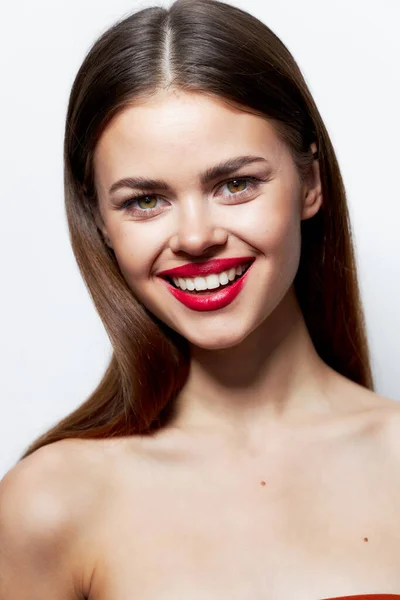 Morena cuidado de la piel Sonrisa labios rojos mirada atractiva luz — Foto de Stock