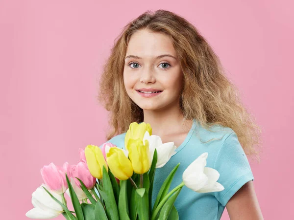 Mädchen mit einem Blumenstrauß lächeln lustiges Geschenk zum Frauentag — Stockfoto