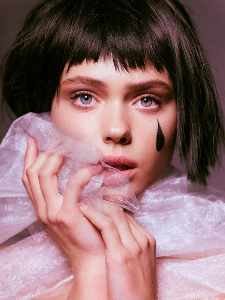 Elegante vrouw heldere make-up luxe Tranen op het gezicht van het model — Stockfoto