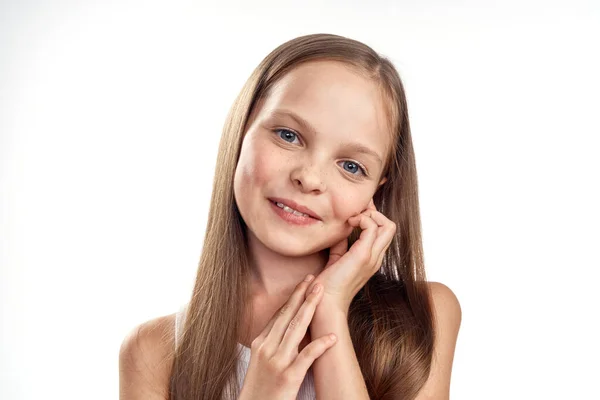 Allegro ragazza in un bianco T-shirt sorriso capelli lunghi primo piano luce sfondo ritagliato — Foto Stock